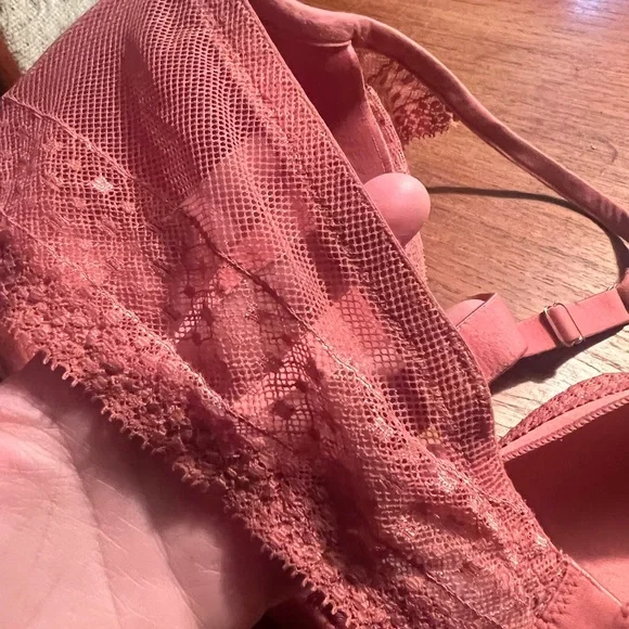 Victoria’s Secret 38D pink plunge bra - Picture 4 of 8